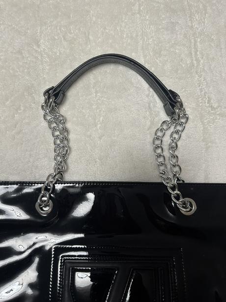 Veľká lakovaná mäkká kabelka zn. versace jeans, versace