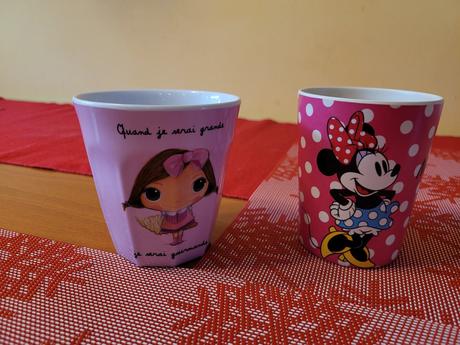 Tri poháriky+prestieranie label tour-super stav,