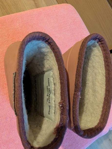 En fant čižmy s ovčím rúnom, en fant,20