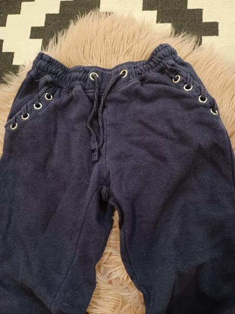 Dievčenské tepláky, 146