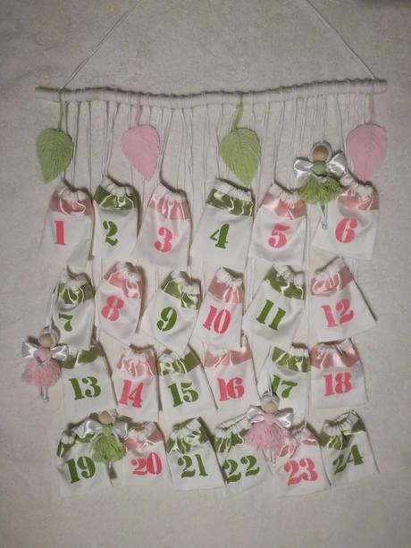 Adventný kalendár v ružovozelenom,