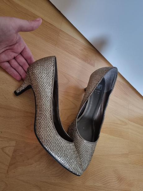 Zlatisté lodičky, 36