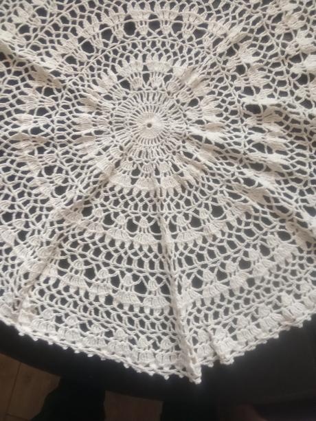 Háčkovany okrúhly obrus,