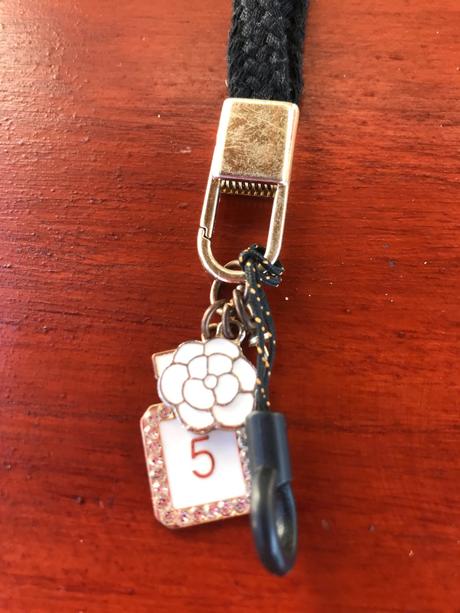 Šnúrka, kľúčenka s karabinkou a príveskom,