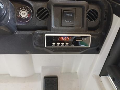 Elektrické  auticko s ovladacom  a radiom, 