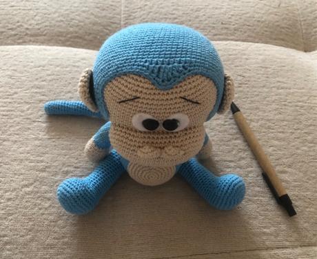 Háčkovaná modrá opica,