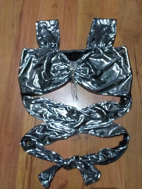 Zaväzovací metalický top,