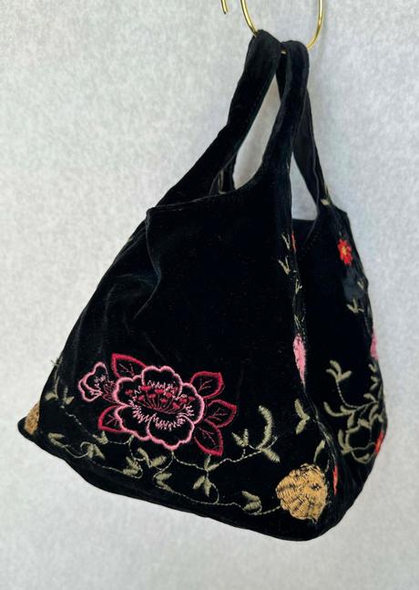 Zamatová vyšívaná kabelka do ruky, 