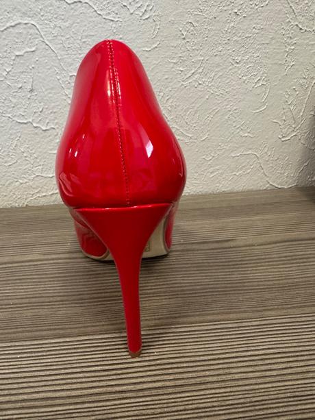 Krásne lakované lodičky, 39