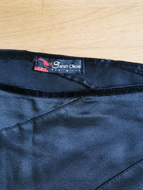 Čierna saténová sukňa, 40