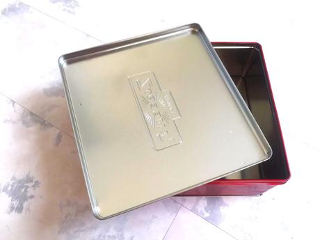 Plechový box na zákusky,