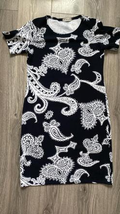 Šaty s ornamentom, 42