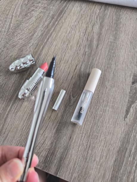 Ruz + ceruzka na obocie,