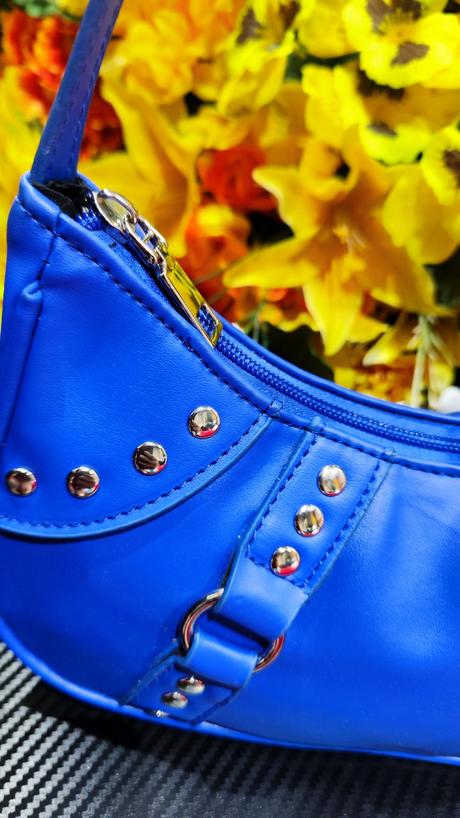 Modrá kabelka s cvokmi,