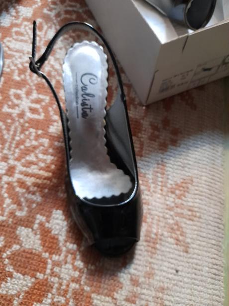 Sandále lakované, 35