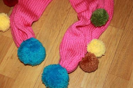 Šálik s brmbolcami, 