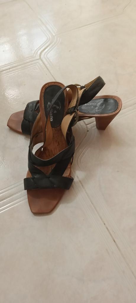 Čierne kožené sandálky, baťa,39