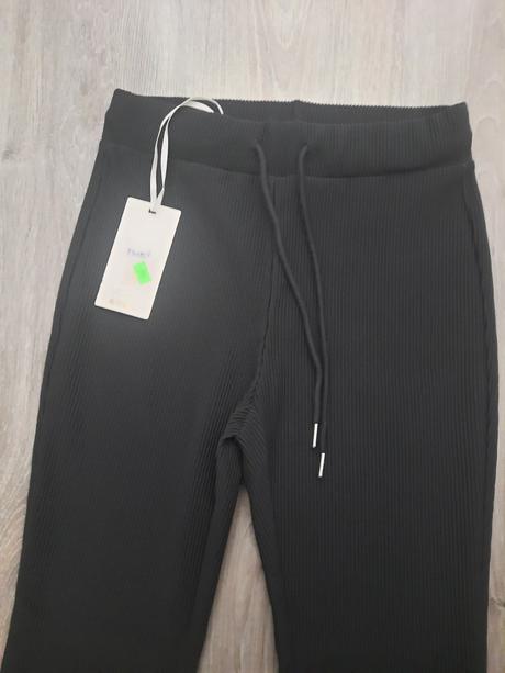 Vrúbkované legíny, m