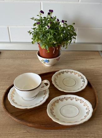 Malá porcelánová šálka a 3 malé tanieriky,
