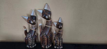 Trio drevených mačiek, 
