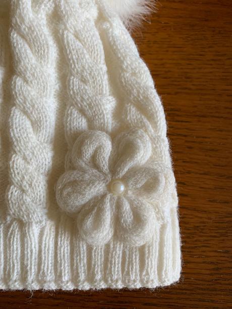 Hrubá čiapka s 3d kvetom a veľkým brmbolcom, 98