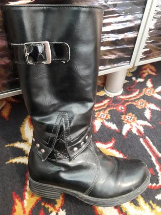 Čierne vysoké čižmy, 28