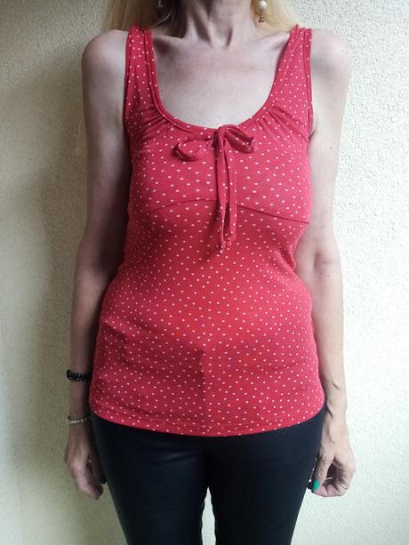 Červené ramienkové tričko s bielymi bodkami, 36