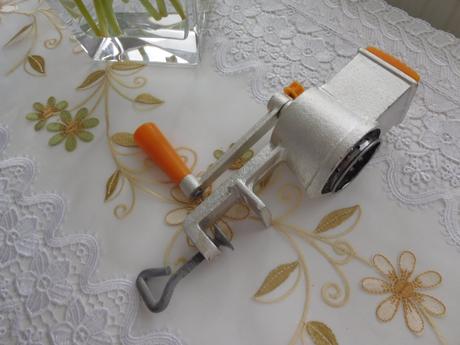 Retro mlynček na orechy, v krásnom nepoškodenom st, 