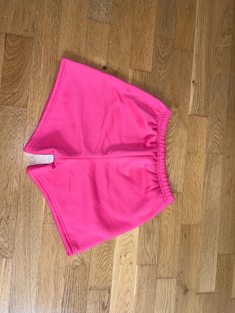 Rúžové teplákové kraťasy, 164