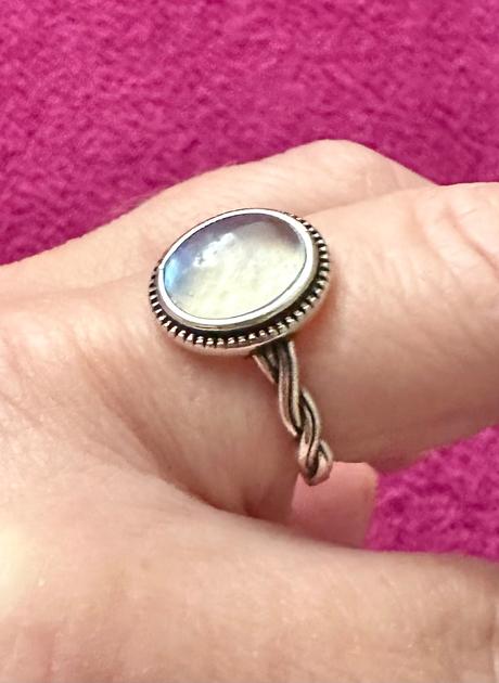 Strieborny prsteň s mesačným kameňom, 
