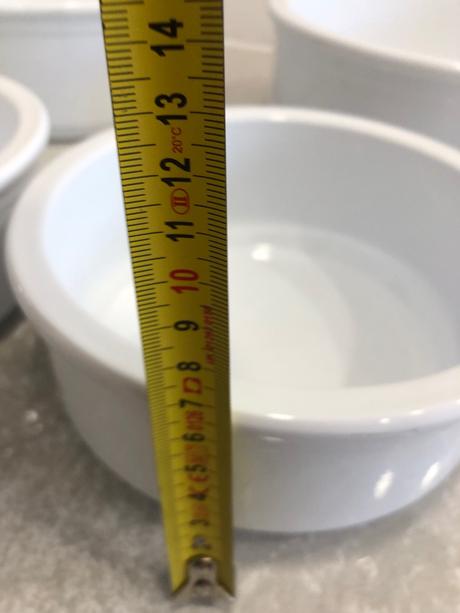 Biele keramicke kvetinace,