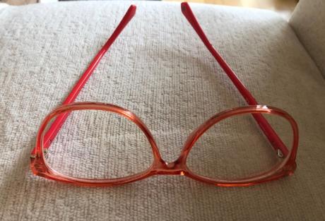 Červený plastový rám na okuliare polaroid, polaroid