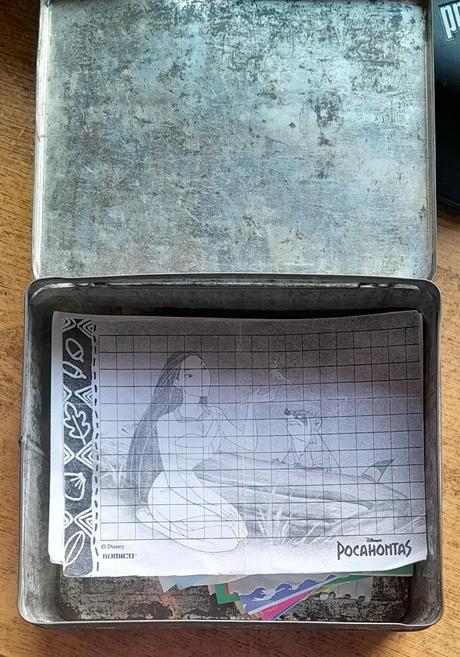 Plechová krabička s obrázkami,