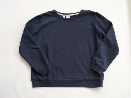 Tmavomodrá mikina, 40