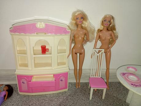Barbie kuchynka stôl, stoličky, riadiky, 