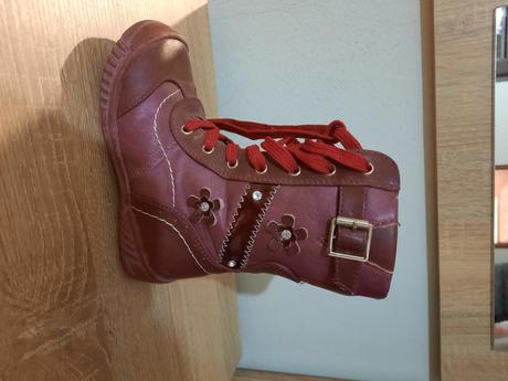 Dievcenske cizmy, 25