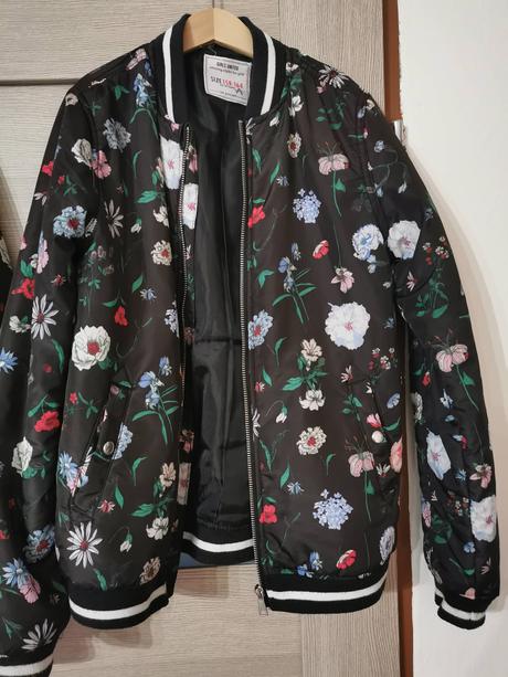 Kvetovaná bombera, 158