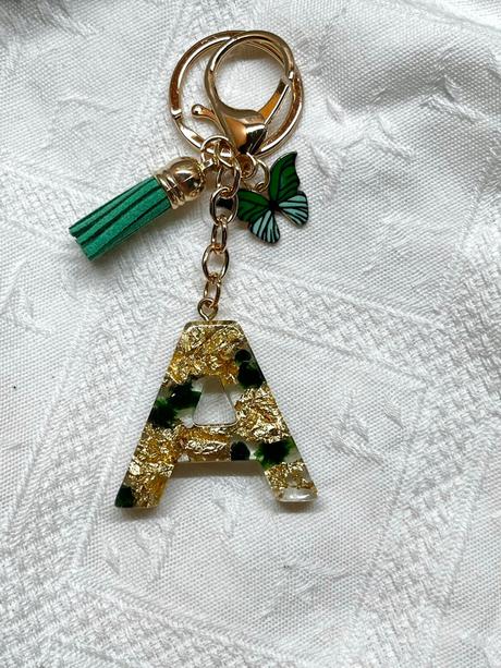 Ručne vyrobené živicové kľúčenky, 