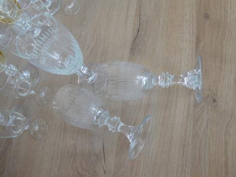 Sklenené poháre na nožičke, 