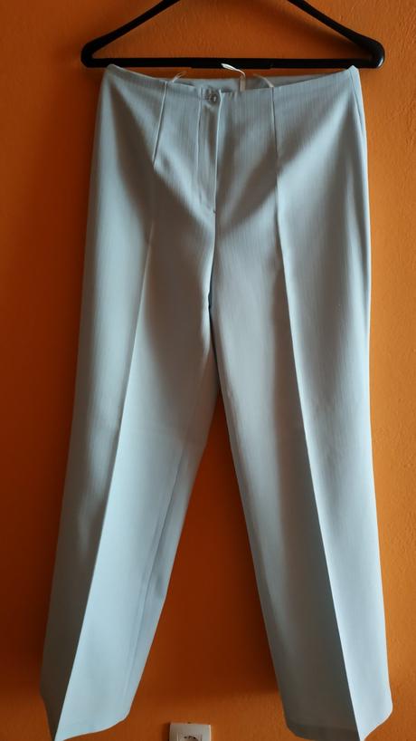 Svetlomodry kostým, 40