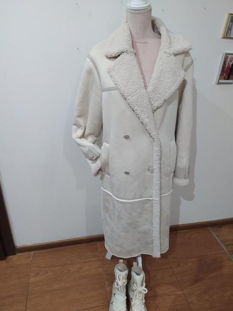 Krémový kožuštek, bershka,s