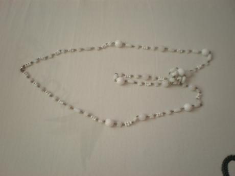 Biely nárdelník z gorálok, 