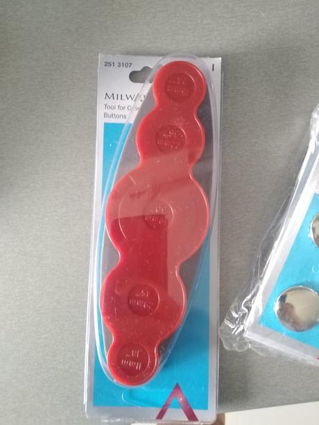 Pomôcka na čalúnenie gombíkov,