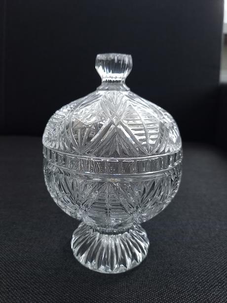 Kryštálová dóza s poklopom,