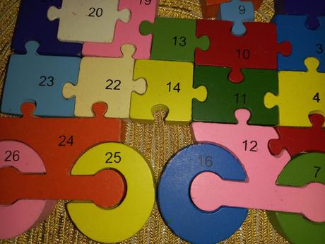 Drevené puzzle- vlak, auto, pes s číslami a písmen,