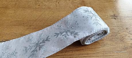 Ozdobná stuha - s drôtom biela, strieborné vločky, 