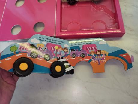 Wheelie book pack - leporela s kolieskami v anglic,