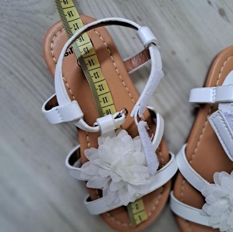 Sandálky s bielymi kvetmi, sinsay,27