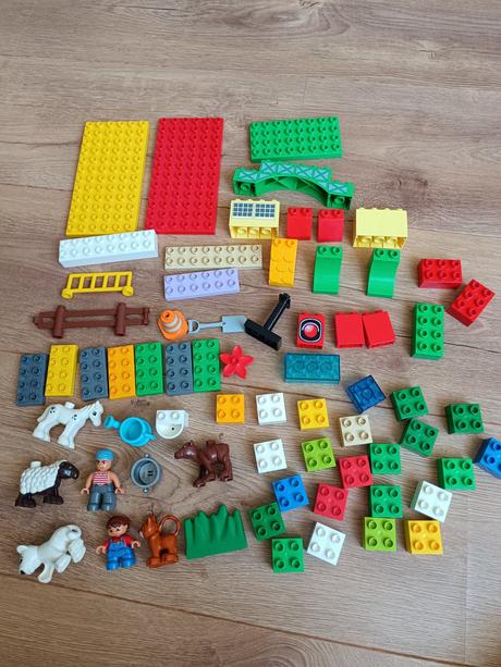 Vedierko s kockami lego duplo,