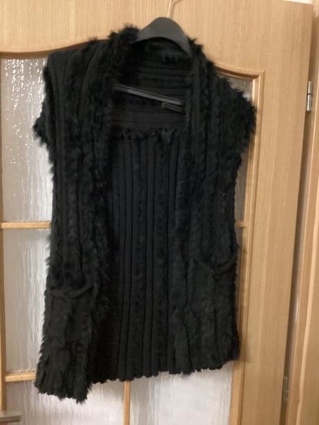 Pletená vesta s kúskami kozusinky, m